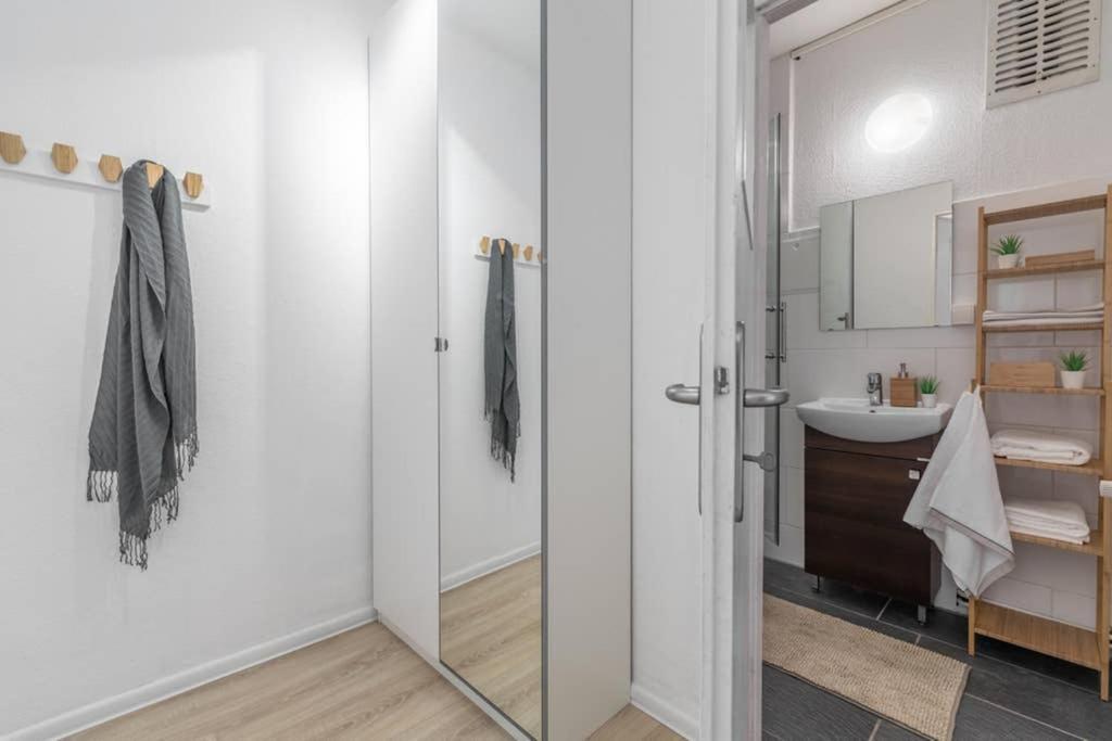 Sauber Und Modern, Netflix, Wifi, Flair, Küche Apartment *